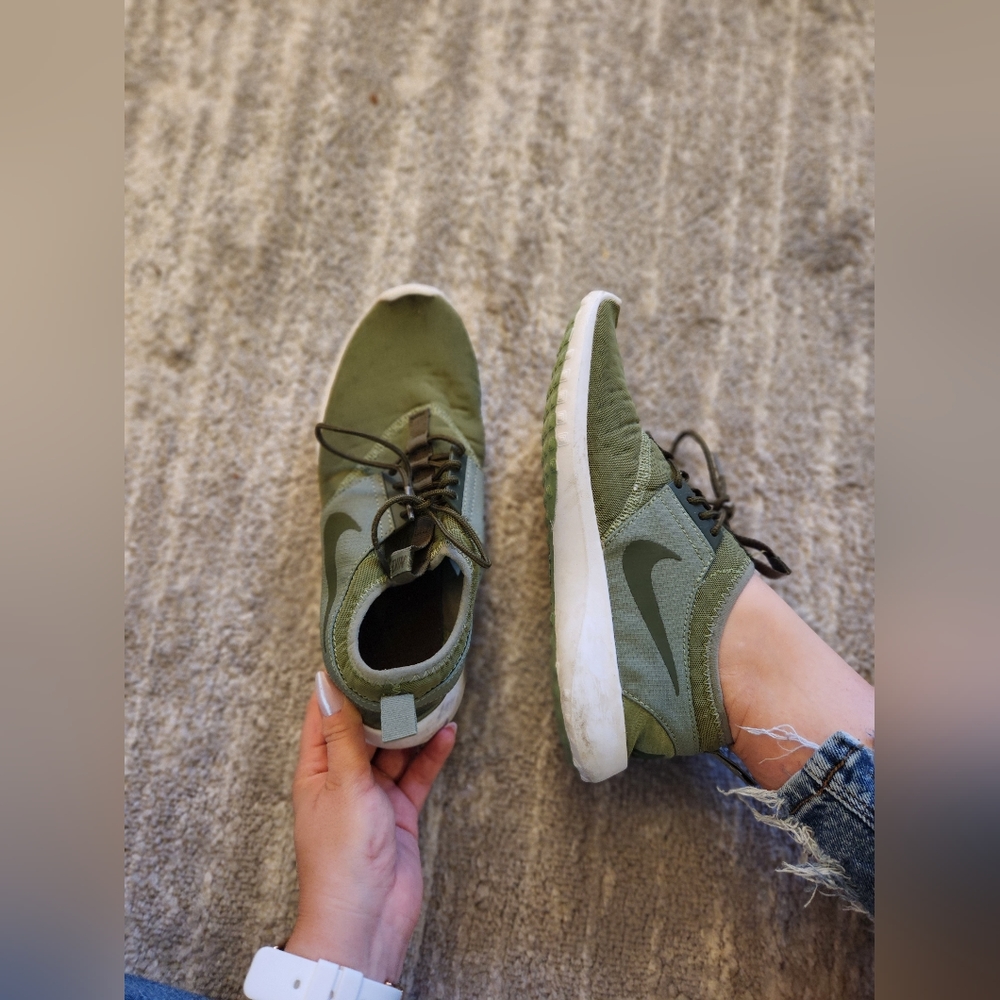 Nike Juvenate Sz 8 in Legion Green